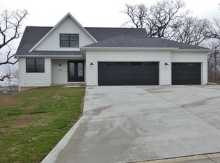 586 Oak Hills Cir, Pella, IA 50219