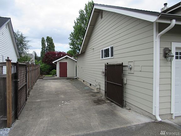 3rd image of 2409 18th St SE