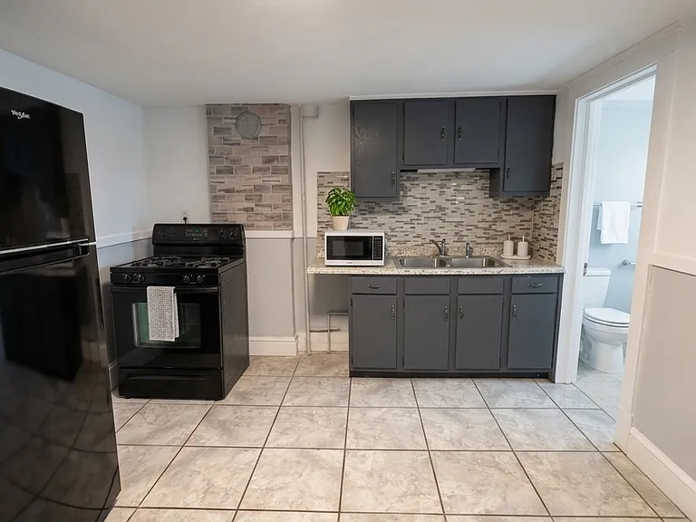 311 E Grove St #1D — Photo 2