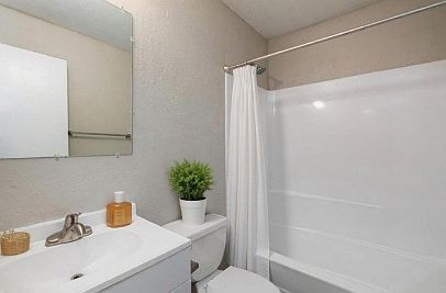 5th image of 1827 McCormick St #F