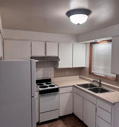 2nd image of 883 SE 11th Ave