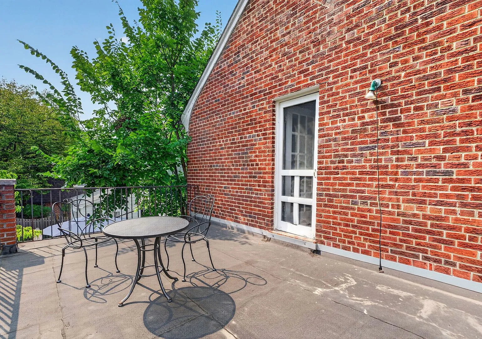 5BR Home in AU Park Near Shops, Metro, and Parks — Photo 2