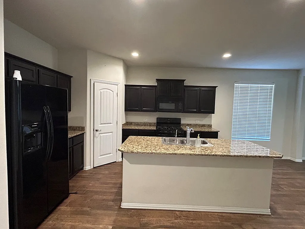 3 bed, 2.0 bath, 1701 sqft, $2,500 — Photo 4