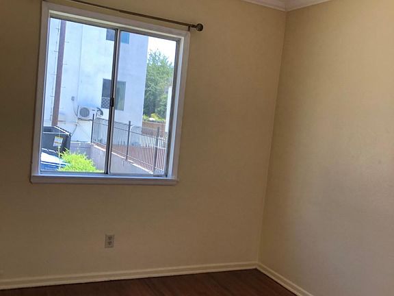 2nd image of 871 N Hoover St #877