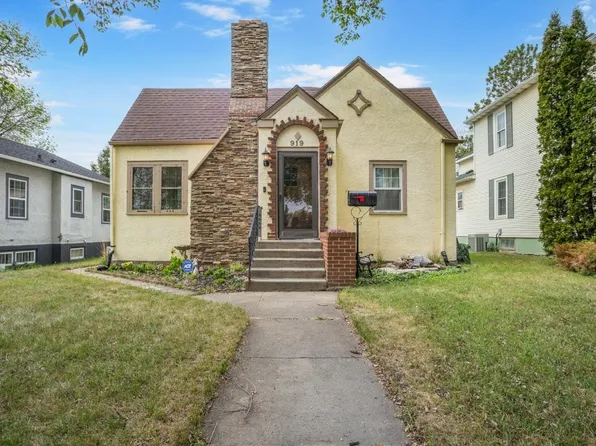 919 3rd St NE, Minot, ND 58703