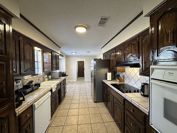 3rd image of 24 Heatherwood Dr