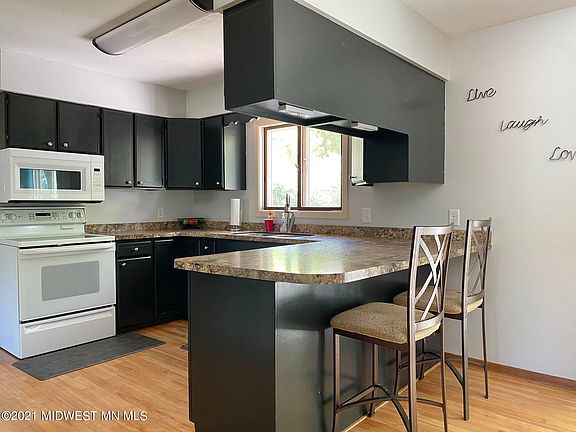 2nd image of 812 Pembina Trl