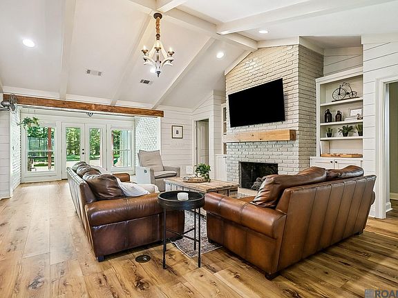 3rd image of 6822 Greenmeadow Dr