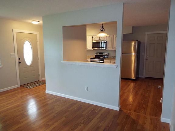3rd image of 915 Kingsdale Ct