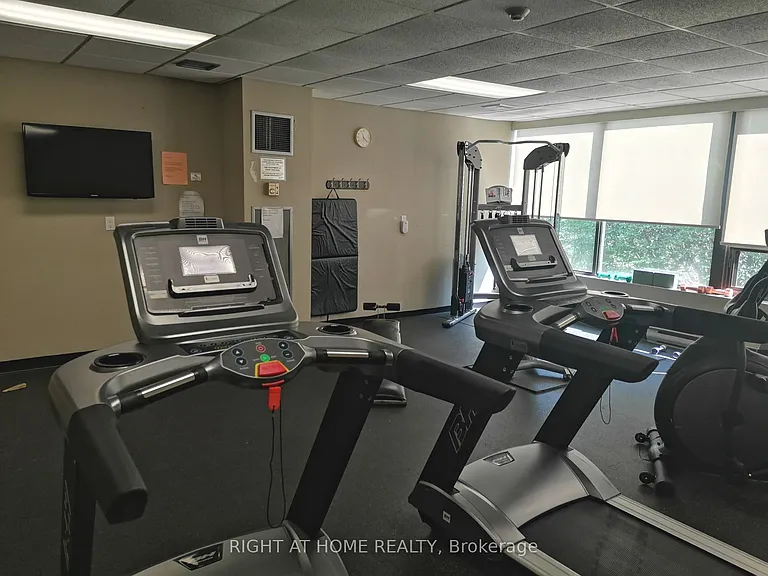 7440 Bathurst St #1102 — Photo 24