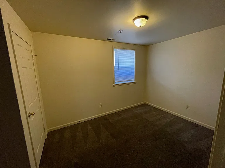 506 S Poplar St — Photo 7
