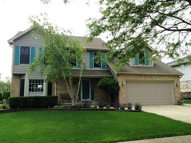 880 Woodcrest Ln photo 1