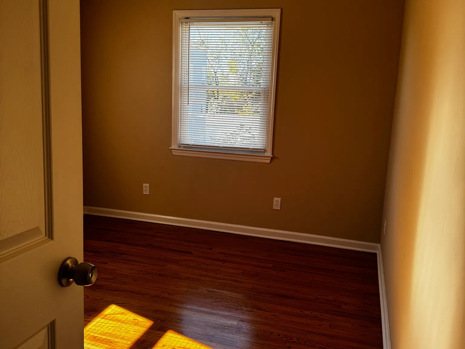 2 bed, 900 sqft, $2,200 — Photo 4