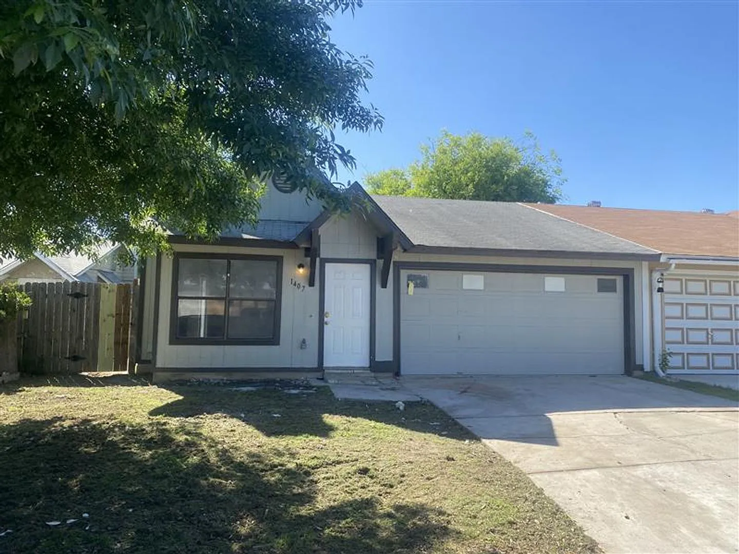 Updated 3/2 duplex with a 2 car garage — Photo 1