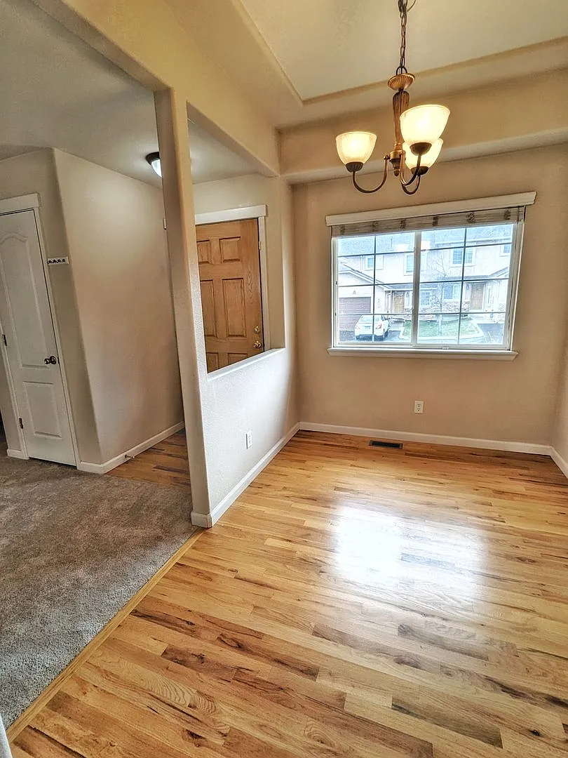 Large Townhome — Photo 2