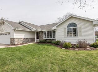 W141N4940 Golden Fields Dr, Menomonee Falls, WI 53051