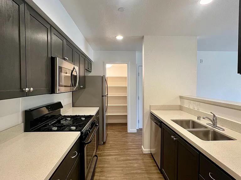 Esposti Park Apartments — Photo 13