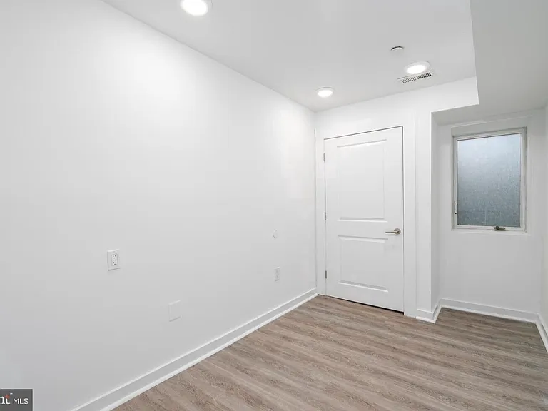 3424 Wallace St #1 — Photo 24