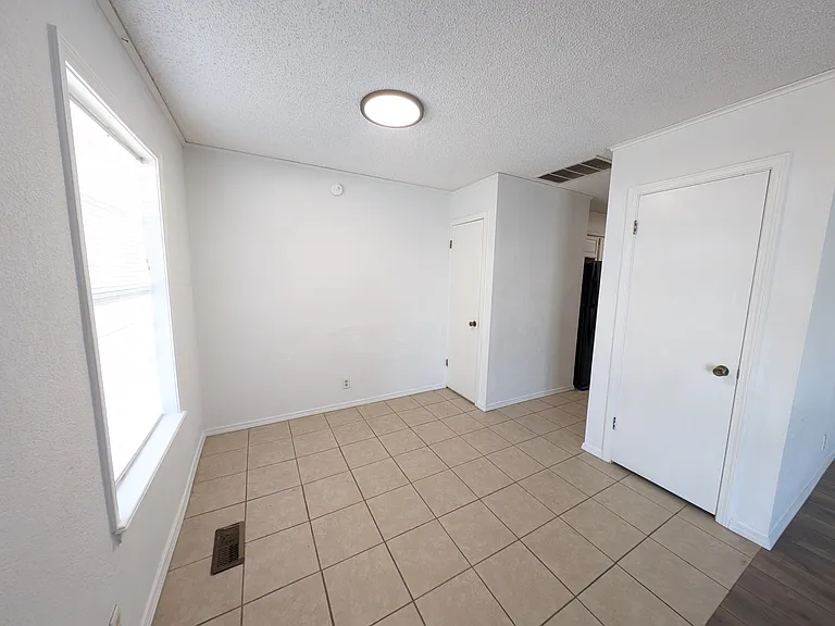 9902 E 22nd Pl — Photo 3