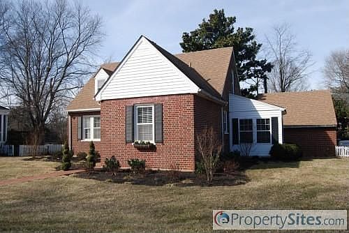 3rd image of 1501 Parkland Dr