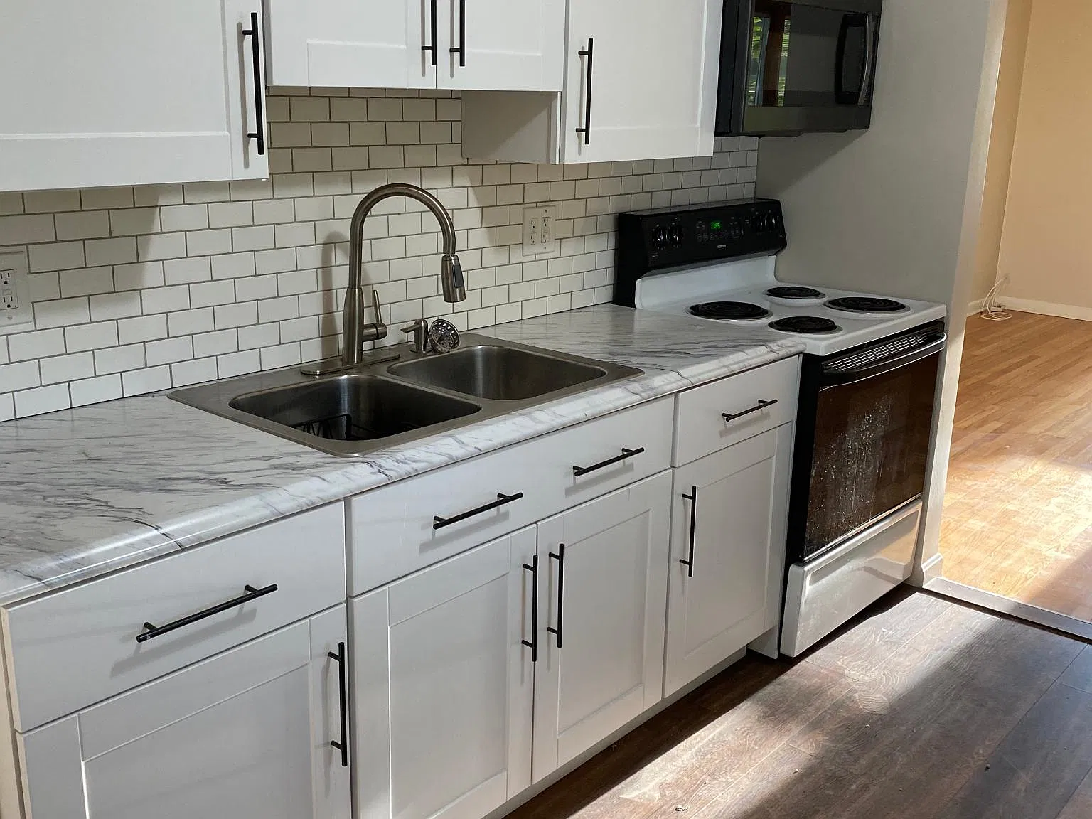 3 bed, 1142 sqft, $2,100 — Photo 3