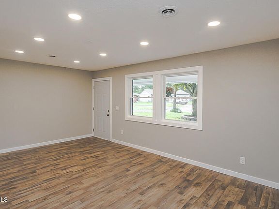 5th image of 1002 Park Ln