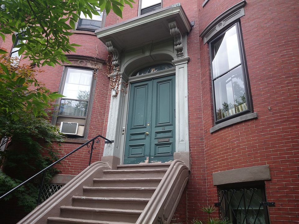 2nd image of 18 Holyoke St