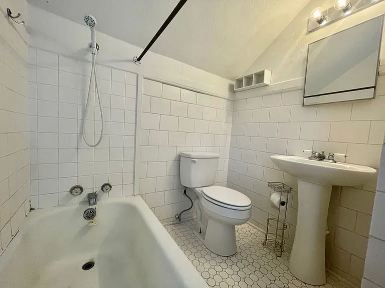 106 N Houston St #5 — Photo 2