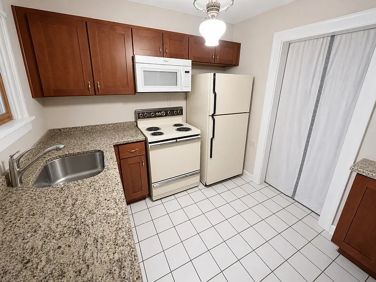 1014 Mirror St — Photo 2