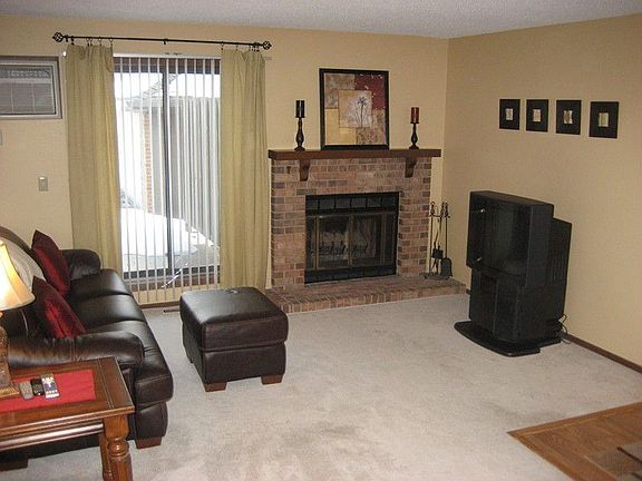 Living room w/fireplace