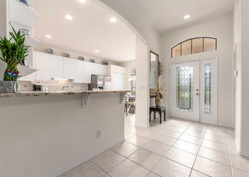 1st image of 403 SW Jefferson Cir
