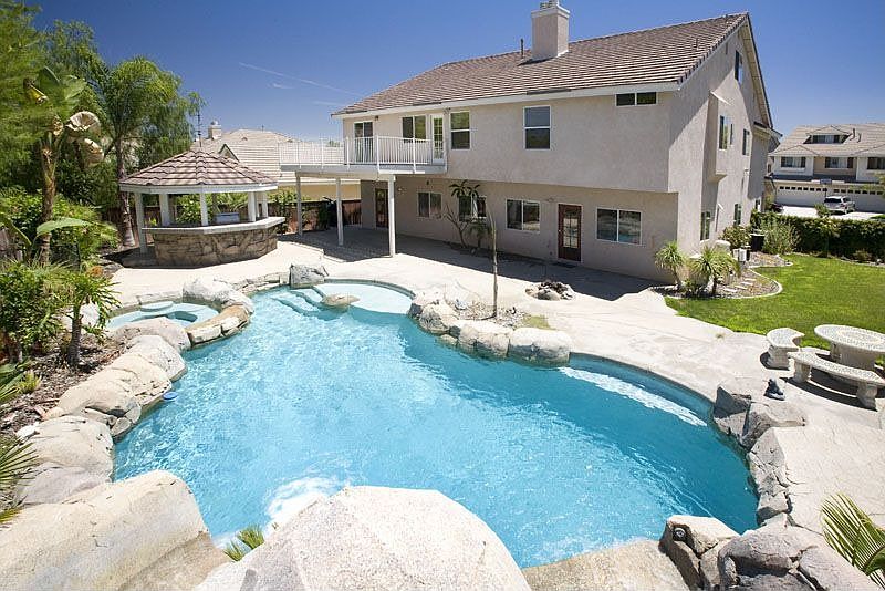 Huge deck over looks the mountains
