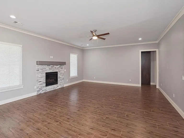 9240 Highland Springs Dr — Photo 4