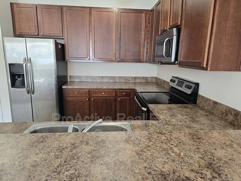 2424 Chancery Ln — Photo 7