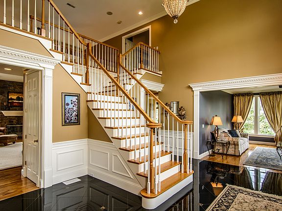 4th image of 7 Orchard Hill Dr