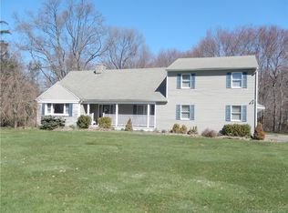 32 Mohawk Dr, Trumbull, CT 06611