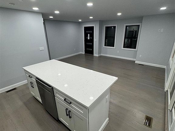 5th image of 517 Monroe Blvd Unit 2