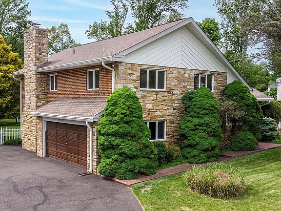 3rd image of 827 Wright Dr