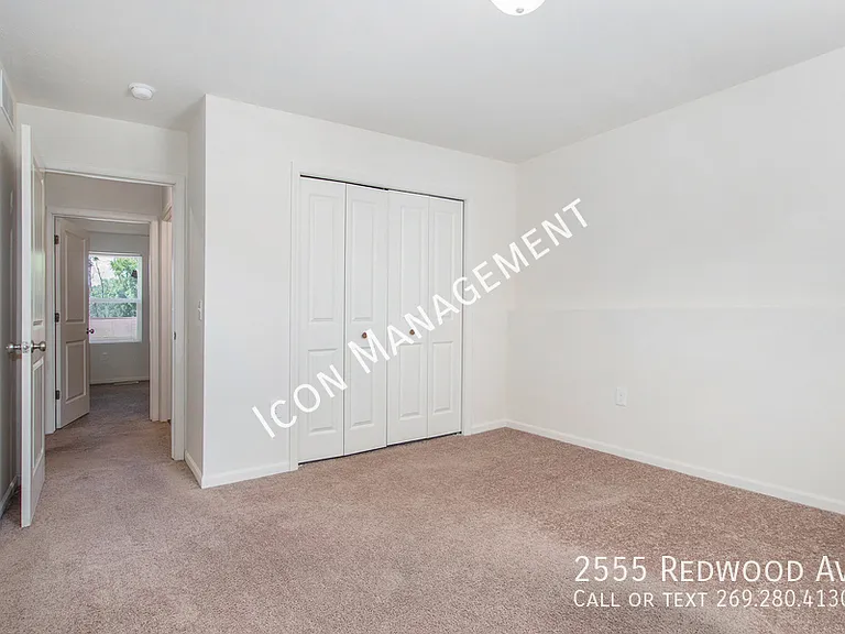 2555 Redwood Ave — Photo 15