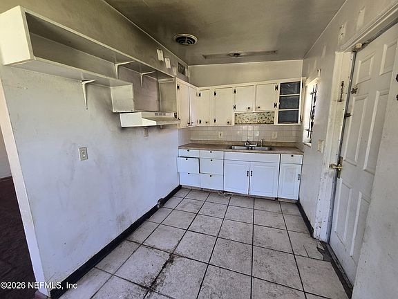 5th image of 2736 LIPPIA Road
