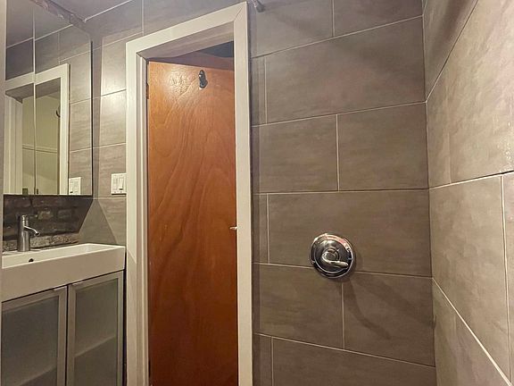 5th image of 163 Stanton St APT 5