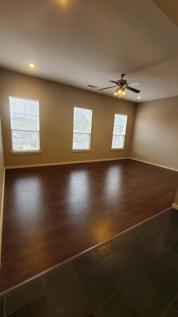 Building Photo - 40 E Maple St #3