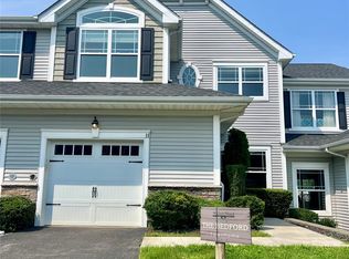 11 Willow Ter #11, Coram, NY 11727