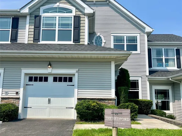 11 Willow Terrace #11, Coram, NY 11727
