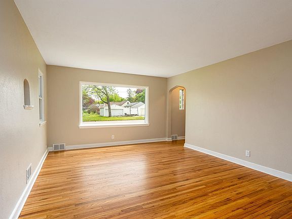 3rd image of 1066 Linn Ave