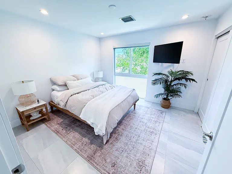 590 SW 6th Ave — Photo 9