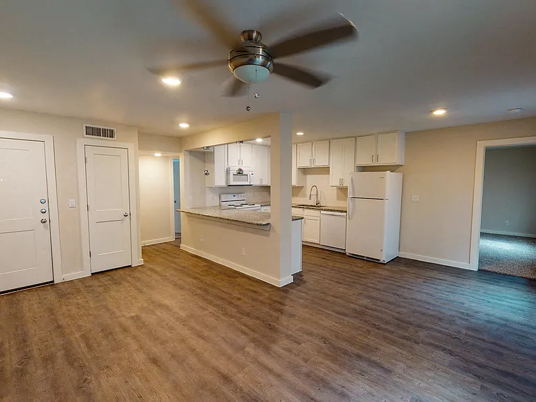 Midtown Apartments — Photo 7