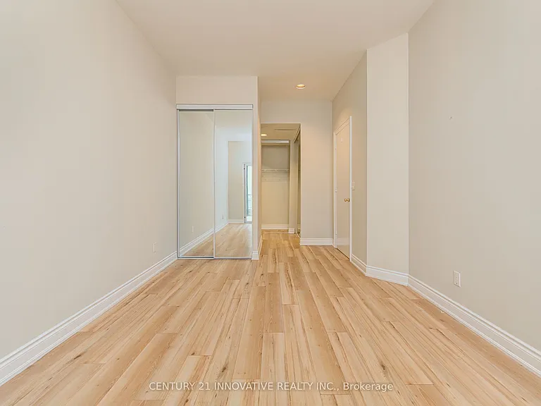 7 King St E #1117 — Photo 8