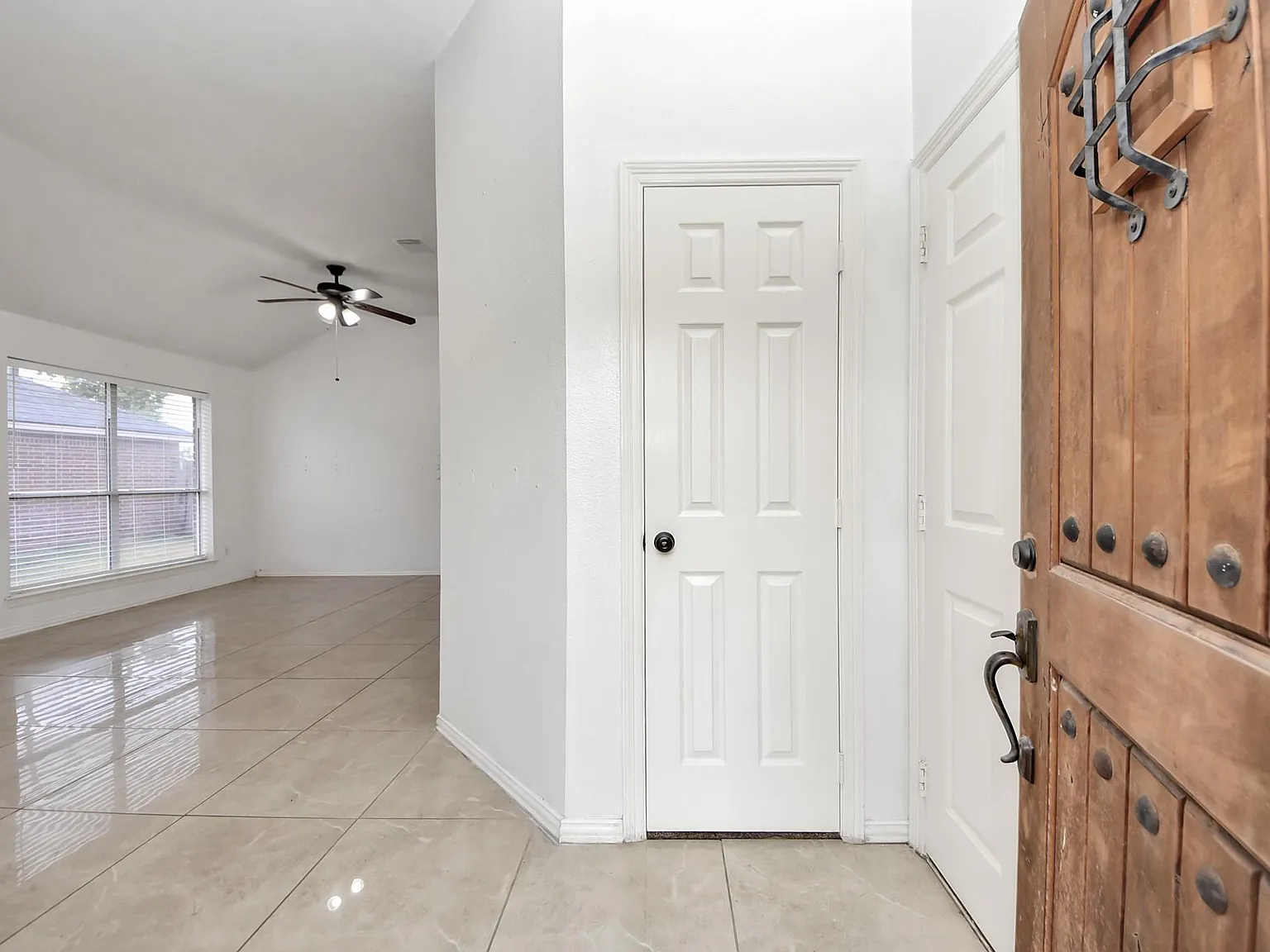 4 bed, 2.0 bath, 1859 sqft, $2,000 — Photo 2