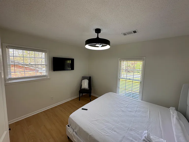 Bedroom 4 w/ smart TV